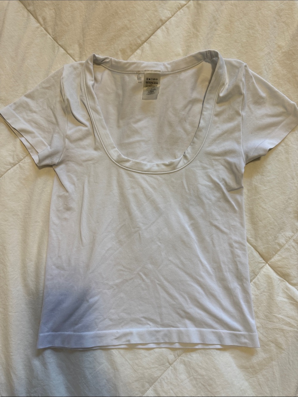 Aritzia Seamless Classic White Scoop Neck Women’s Tee